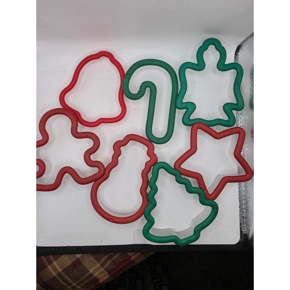 Christmas Cookie Cutter Set 7 Pc Red Green Holiday Shapes Plastic Comfort Grip - Picture 2 of 3